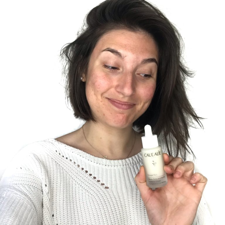 Application Sérum Vinoperfect de Caudalie